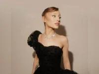 Ariana Grande sings Christmas chaos, not carols.webp