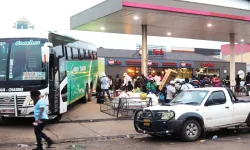 Shoppers storm streets, cash splashes for Christmas dash.webp