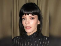 Lily Allen lets kids text ex Harbour, stays out of the drama.webp