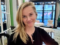 Reese matches her mini-mes, holiday glam with a side of therapy.webp