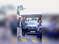 Producer hands director keys before premiere, cops and chaos follow.webp