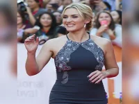 Winslet spots Akinade on a bus, casts him over coffee.webp