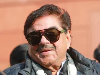 Shatrughan pours floral tea for Atalji’s memory.webp