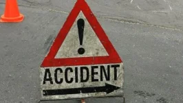 Bus flips trying to pass, one dead and ten not okay.webp