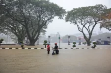 Kuala Terengganu roads shut, floods drown the city after relentless downpour.webp