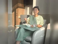 Kiran Rao’s hospital band says “Khan,” but they split years ago.webp