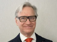 Freida McFadden gushes over Paul Feig’s Housemaid thriller.webp