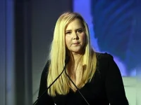 Amy Schumer ushers in 2026 solo, spaghetti in hand.webp
