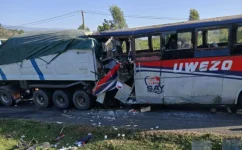 Bus smashes trailer in Londiani, 6 dead.webp