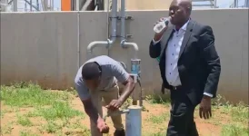 Polokwane mayor drinks tap water to debunk Seshego contamination fears.webp