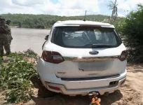SANDF, SAPS recover stolen Ford Everest from Limpopo River.webp