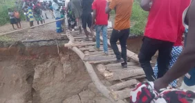 Flood-hit Luludzi Bridge forces travelers to pay for foot crossing.webp