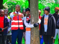 Teen hugs tree 50 hours to fund brother’s surgery.webp