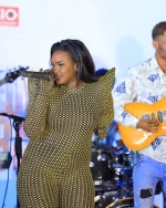 Fille ditches smartphone to protect her sobriety.webp