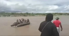 Zimbabweans taunt SANDF in Limpopo River standoff.webp
