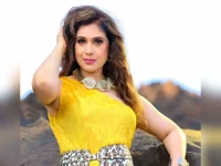 Meenakshi Seshadri revisits beach from Hero, Meri Jung shoots.webp