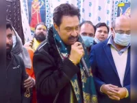 Kumar Sanu sings classic hit before Guru Premanand.webp