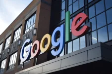Alphabet hits $4T as Apple taps Google AI for Siri.webp