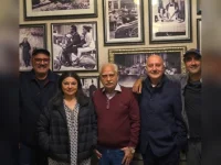 Khosla's crew hangs with Sholay legend Ramesh Sippy.webp