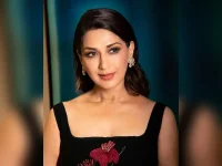 Bollywood shows up to vote and grumble about Mumbai roads.webp