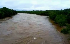 Floods sweep bakkie into Dzindi River as rescue hopes fade in Limpopo.webp