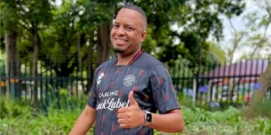 Khune trades gloves for grooming SA's next keepers.webp