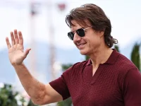 Tom Cruise bows to Jenkins after a royal family mix-up backstage.webp