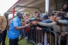 Ruto hands out pocket change to some hopeful entrepreneurs.webp