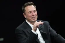 Musk eyes billions in massive AI trial against Altman.webp