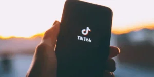 TikTok updates rules to track US users or face account removal.webp