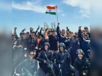 Kartik Aaryan poses with Indian soldiers for Republic Day post.webp