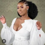 Fans clean Zahara's gravesite at Phumlani Cemetery to honor legacy.webp