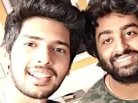 Arijit Singh exits playback singing as Armaan Malik reacts.webp