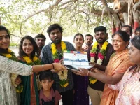 Saranraj Senthilkumar begins Mandavetti with Komalee Prasad.webp