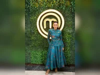 Karisma Kapoor dances to Mirchi Lagi Toh on MasterChef India.webp