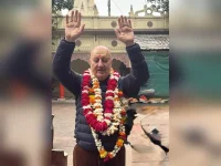 Anupam Kher visits Varanasi temples and starts Barjatya film.webp