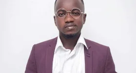 Ajeezay slams Ghanaian artistes for mismanaging peers' careers.webp