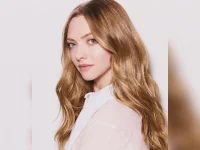 Seyfried praises Sweeney's fashion sense and work ethic.webp