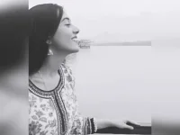 Amrita Rao recreates Madhubala song at Howrah Bridge.webp