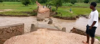 Rains destroy the Luweya Bridge, cutting off Mzimba communities.webp