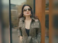 Ameesha Patel turns New York blizzard into a snow day.webp