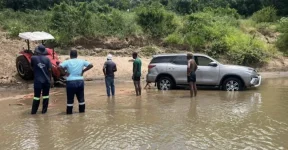 SANDF pulls stolen cars from the Limpopo River.webp