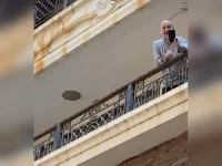 Anil Kapoor sings a birthday wish to neighbor Anupam Kher.webp