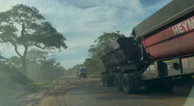 Villagers risk their lives collecting coal from pothole spills.webp