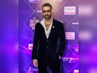 Akshay Kumar stumbled beside Saif and Taimur at Lord's.webp