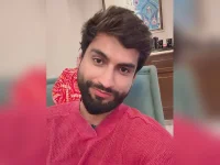 Harsh Gujral jokes about crime in Uttar Pradesh beside Yogi Adityanath.webp