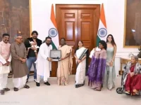 Hariharan gifts Vande Mataram vinyl to President Droupadi Murmu.webp