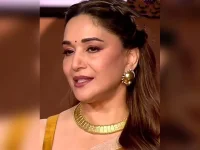 Aamir Khan mistook Madhuri Dixit's cutout for the real actres.webp