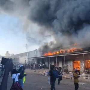 Zimbabwe Looters in action at Leopold Takawira Avenue